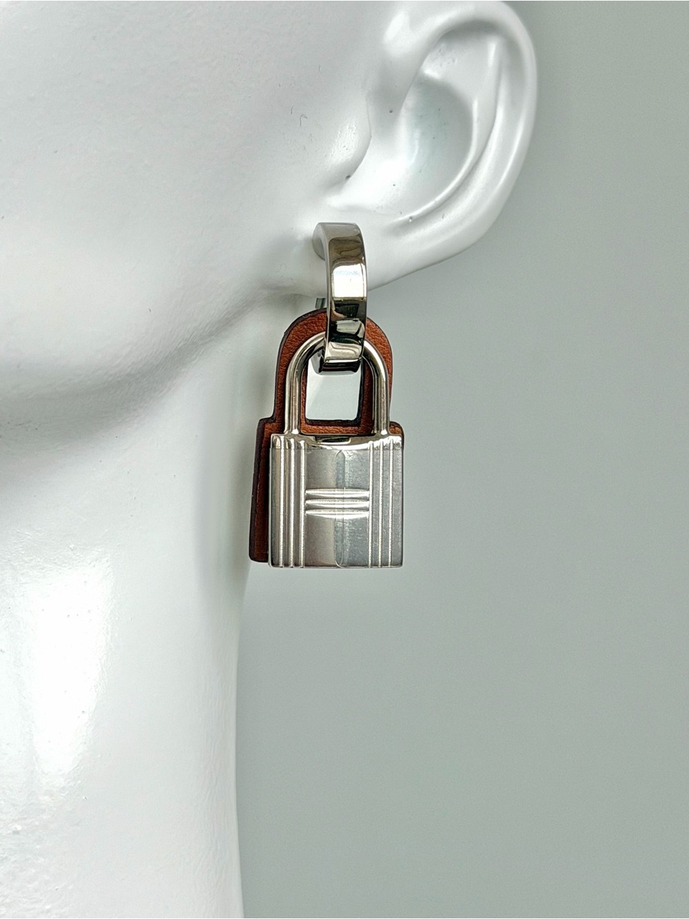 Hermès O’ Kelly earrings. Palladium and Gold Swift Leather 🍊 - Picture 7 of 9